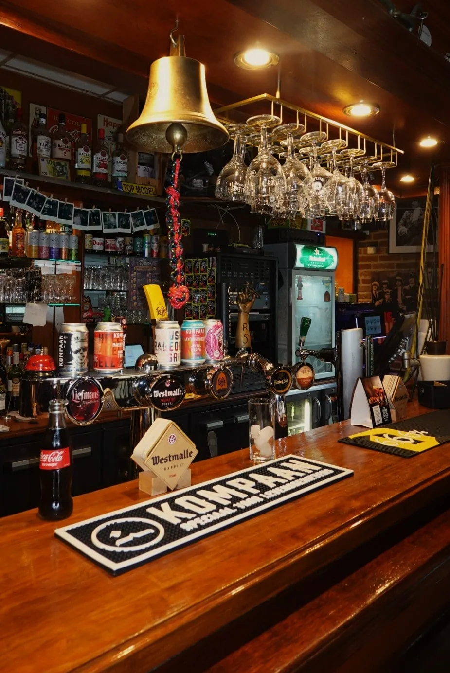 De houten bar met de bel