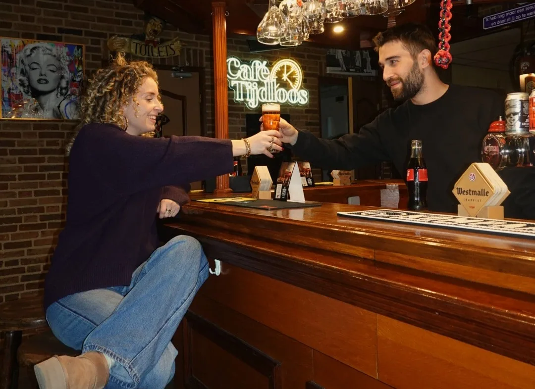 Rick geeft een biertje aan over de bar