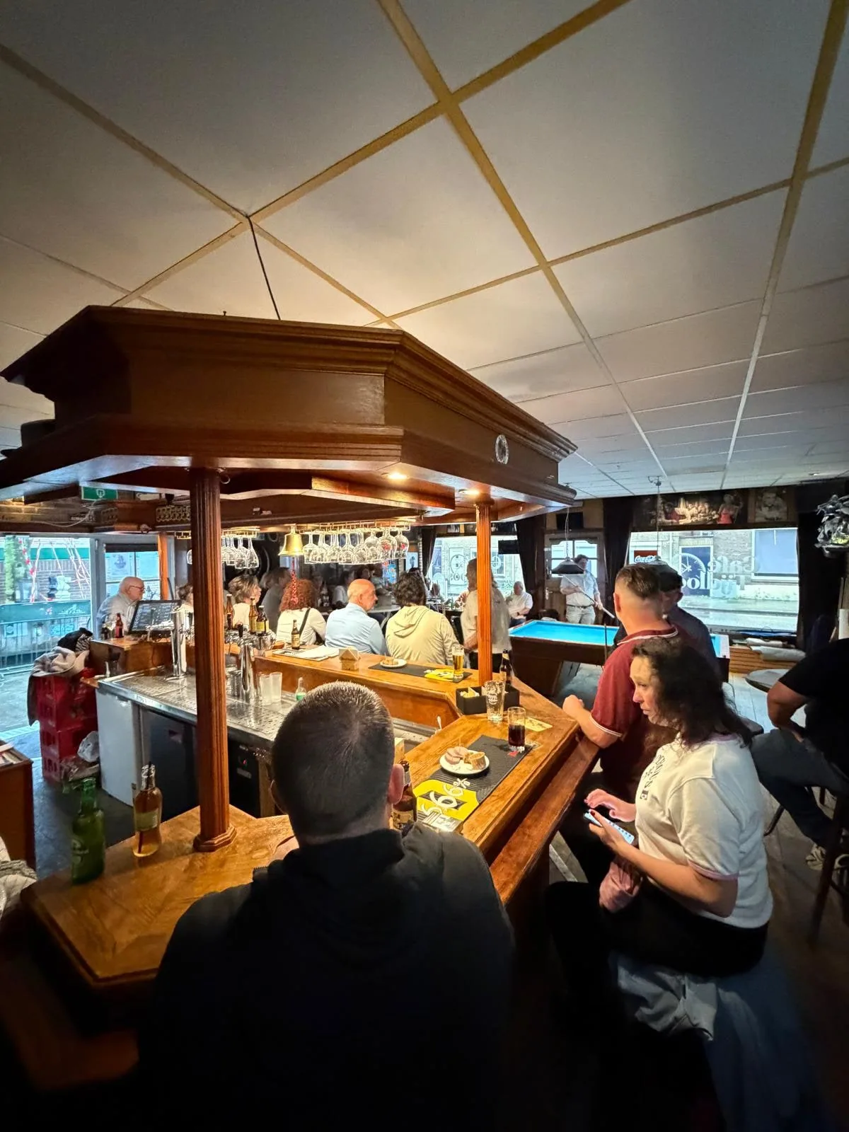 Het café vol rond de bar