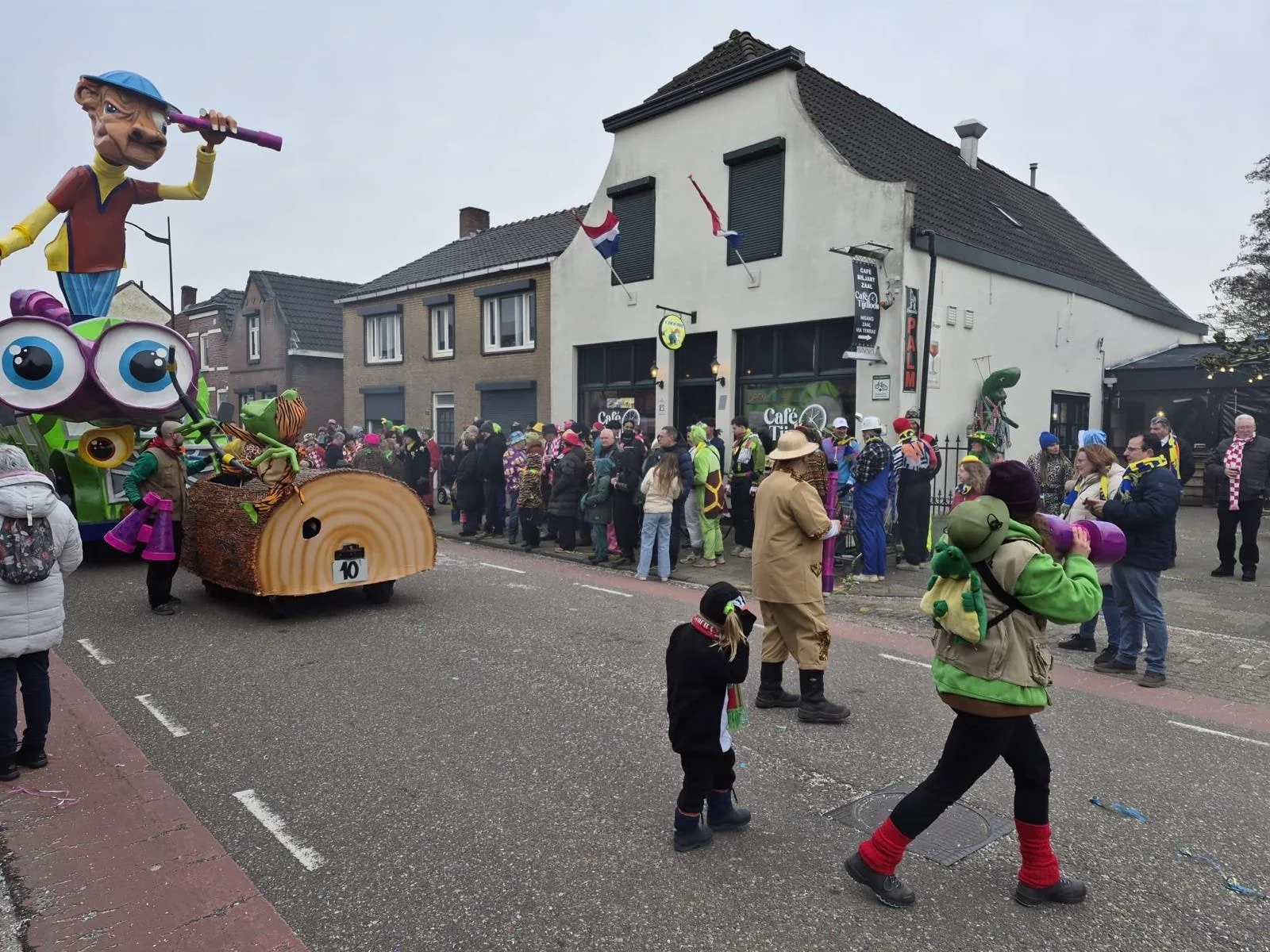 De carnavalsoptocht langs de gevel