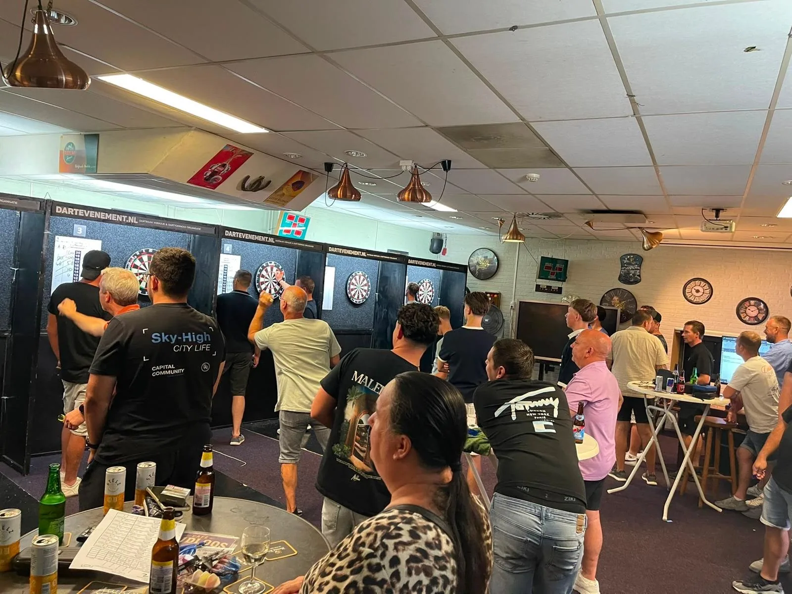 Dartsavond met spelers bij de borden