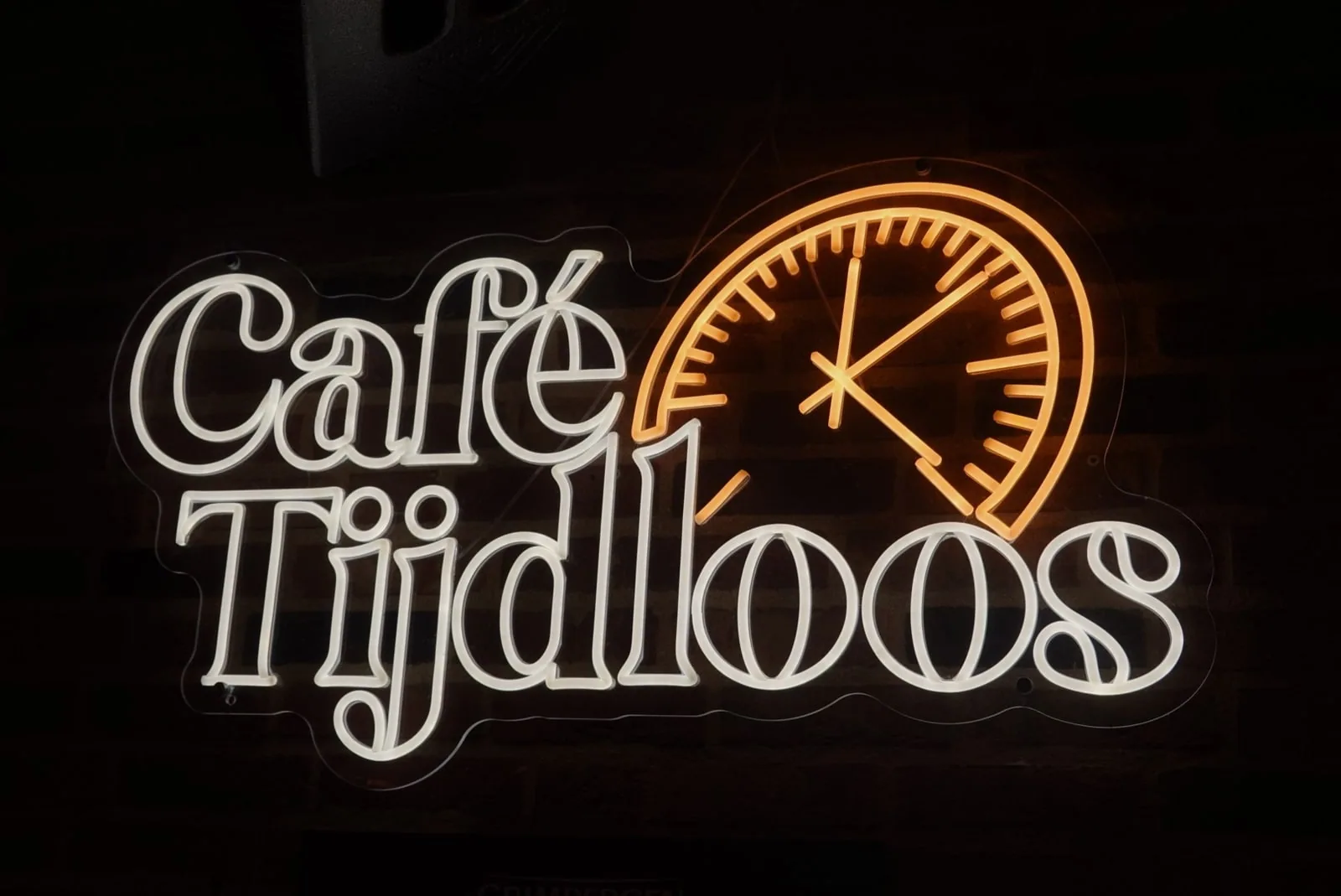 Het neonlogo van Café Tijdloos