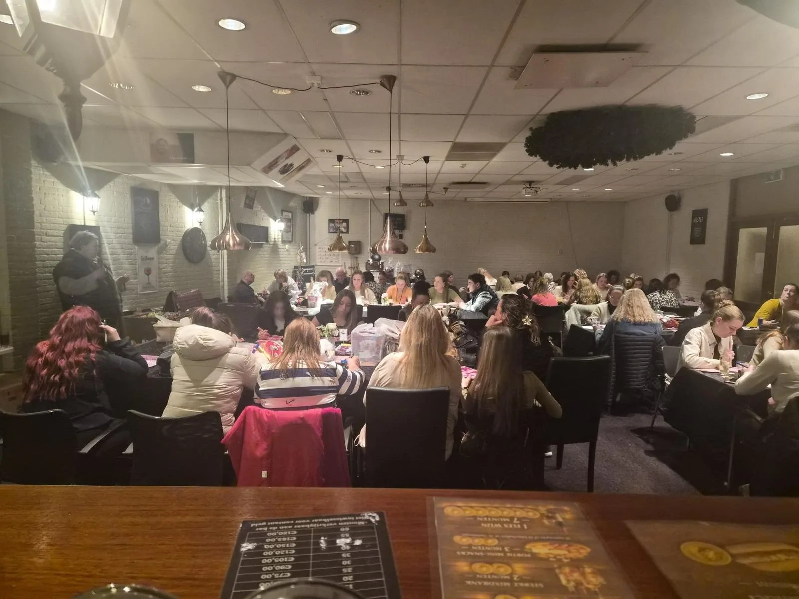 De zaal vol gasten
